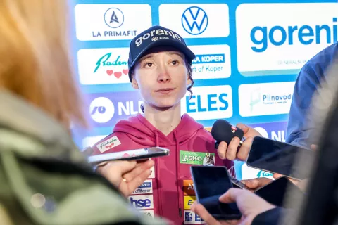 novinarska reprezentanca skoki LJ Nika Prevc / Foto: Tina Dokl
