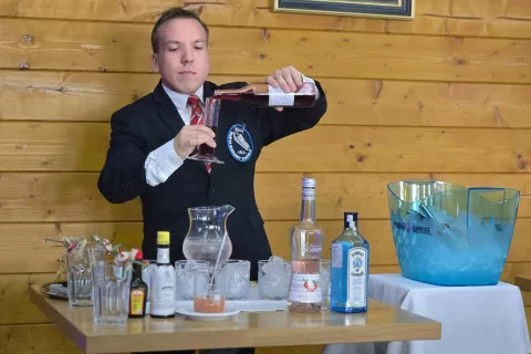 Jožef Fartek med pripravo svkojega koktajla s pridihom orientalskih okusov. / Foto: Alenka Brun