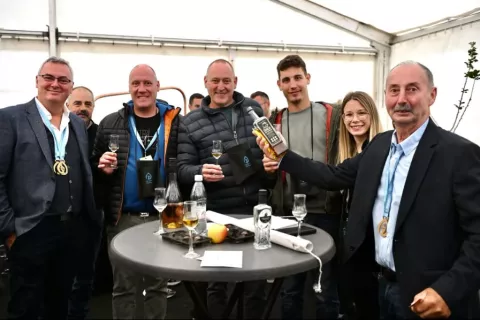 Prvak 3. Mednarodnega festivala žganih pijač &raquo;Slovenija 2025&laquo; je 73-letni Danilo &Scaron;kero iz Bosne in Hercegovine. / Foto: Foto: Arhiv Festivala (proflipp)