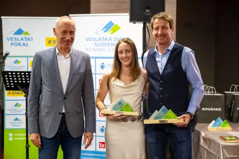 Slovesnost Vesla&scaron;ke zveze Slovenije in podelitev priznanja za leto 2025podelitev Malo priznanje VZS Rubi Čop in trener Iztok Čop za bronasto medaljo na EP do 23 let v Račicahna fotografiji iz leveJo&scaron;t Dolničar predsednik Vesla&scaron;ka zveza Slovenije, Rubi Čop, Iztok Čop / Foto: Nik Bertoncelj