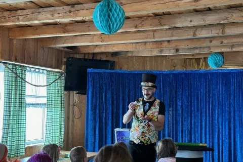 Čare Mare je v nedeljo že poskrbel za uvod v praznično dogajanje na Veliki planini. / Foto: Arhiv Družbe Velika Planina