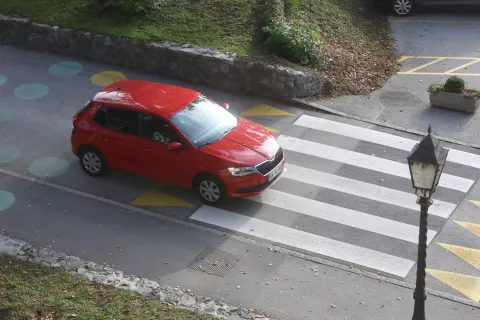 pločnik prehod za pe&scaron;ce pe&scaron;ci varnost v prometu kolesarji prehod čez cesto &Scaron;kofja Loka / Foto: Gorazd Kavčič