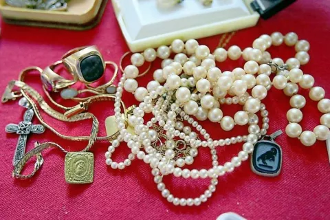 Nakit je med vlomilci zelo priljubljen. / Foto: Tina Dokl