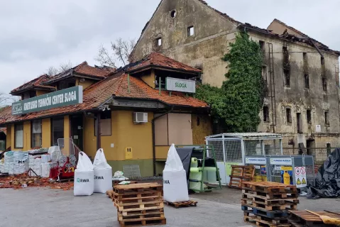 Ogenj je najprej zajelo stavbo nekdanjega mlina, od tod pa se je raz&scaron;iril v kmetijsko tehnični center. / Foto: Arhiv Kgz Sloga