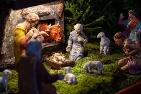 Postavljanje jaslice Kropa Podružnična cerkev Device Marije 'pri kapelci' / Foto: Nik Bertoncelj