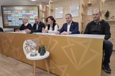 Potek priprav na tekmovanje za svetovni pokal v alpskem smučanju za ženske v Kranjski Gori, so predstavili (od desne) Andrej &Scaron;porn, vodja priprave prog, Tomaž &Scaron;u&scaron;ter&scaron;ič, generalni sekretar dogodka, Barbara K&uuml;rner Čad, predsednica organizacijskega komiteja tekmovanja, Uro&scaron; Zupan, direktor Smučarske zveze Slovenije, in Henrika Zupan, županja Kranjske Gore. / Foto: Maja Bertoncelj