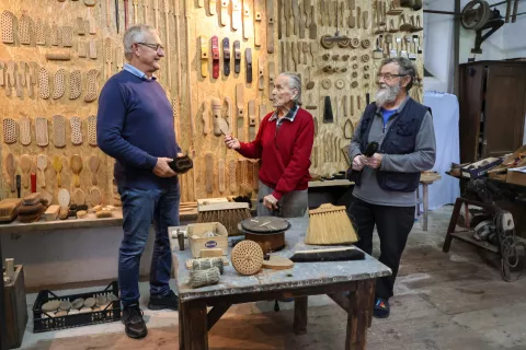 sto let &scaron;četkarstvo Rebolj Medvode na fotografiji Andrej ml. in Andrej Rebolj / Foto: Tina Dokl