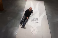 Avtor, Tomaž Furlan, na pregledni razstavi "Priročnik Tomaža Furlana", ki zaobjema 20 let njegovega delovanja v umetnosti. &Scaron;kofja Loka, 17. 12. 2025 / Foto: Matic Zorman