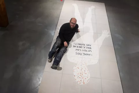 Avtor, Tomaž Furlan, na pregledni razstavi "Priročnik Tomaža Furlana", ki zaobjema 20 let njegovega delovanja v umetnosti. &Scaron;kofja Loka, 17. 12. 2025 / Foto: Matic Zorman