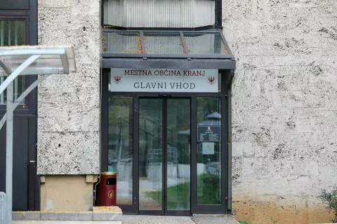 Kranju mnenje s pridržkom