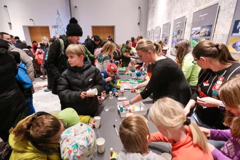 Festival Loka v snegu 2025 Novoletna zabava za otroke praznična delavnica / Foto: Tina Dokl