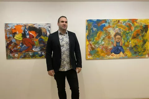 Žiga Korent s svojimi slikami gledalca povede v vzporedne svetove / Foto: Sa&scaron;a Bučan