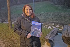 Urednica Bojana Pančur z najnovej&scaron;imi &Scaron;pitavskimi novicami / Foto: &Scaron;pela &Scaron;imenc