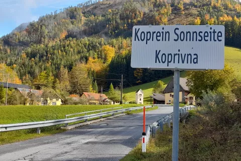 Začetek vasi Koprivna na koncu doline Lepene, kjer je nastajala skoraj &scaron;tiri stoletja stara zgodba o rodbini Blajs. / Foto: Jože Ko&scaron;njek