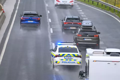 Avtocesta Jesenice kolona pred predorom Karavankezastoj v deževnem vremenupregled ceste policija / Foto: Nik Bertoncelj