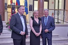 Deželni glavar dr. Peter Kaiser bo prejel Rizzijevo nagrado. Na fotografiji je skupaj s slovensko generalno konzulko v Celovcu Majo Balant Slobodnjanac in slovenski ministrom za Slovence v zamejstvu in po svetu Matejem Arčonom. / Foto: Jože Ko&scaron;njek