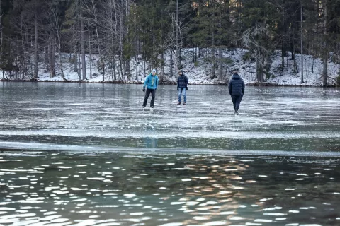 drsanje ledeno jezero Plan&scaron;arsko jezero Jezersko / Foto: Tina Dokl