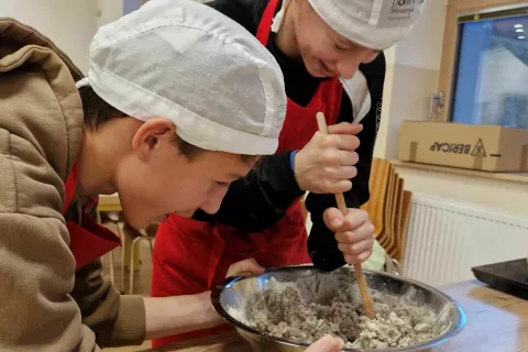 Sami si skuhajo večerjo