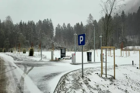 Parkirnina tudi pri Plan&scaron;arskem jezeru