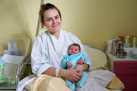 prvi v letu 2026 porodni&scaron;nica Kranj BGP Arife Jakupaj fantek Enar / Foto: Tina Dokl