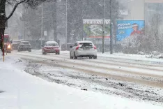 sneg sneženje cesta snežne razmere plug pluženje splužene ceste mraz Kranj / Foto: Tina Dokl