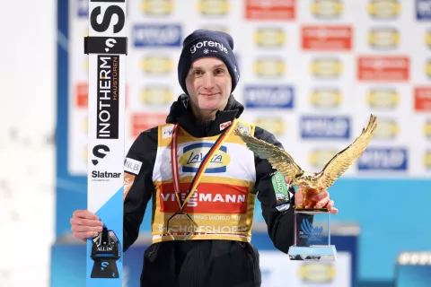 BISCHOFSHOFEN, Avstrija &ndash; Smučarski skakalec Domen Prevc, prejemnik zlatega orla na tekmi novoletne turneje v Bischofshofnu. / Foto: Peter Ko&scaron;enina