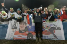 Navijači iz Dolenje vasi so dočakali prihod Domna Prevca. Po podelitvah in vseh medijskih obveznostih si je vzel nekaj trenutkov tudi zanje. / Foto: Peter Ko&scaron;enina