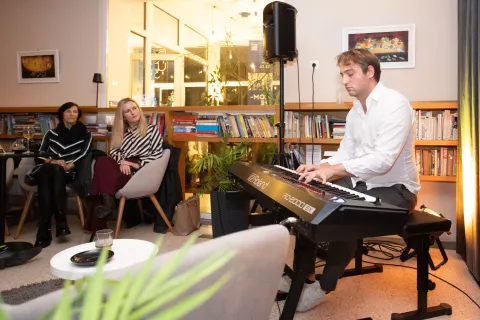 Pianist Blaž Avsenik med nastopom na prvem jazzovskem večeru v Medvodah, kjer je klavir zazvenel v dialogu med klasiko in improvizacijo. Domači oder je napolnil z zbranostjo, toplino in občutkom, da se v kraju med Soro in Savo odpira novo glasbeno poglavje. / Foto: Peter Ko&scaron;enina