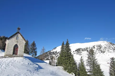Kapelica Marije Snežne z Ojstrnikom v ozadju. / Foto: Jelena Justin