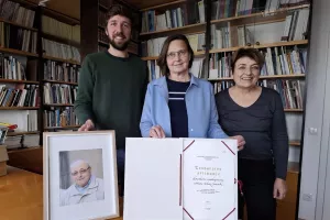 Sodelavci Slovenskega narodopisnega in&scaron;tituta Urban Jarnik v Celovcu (od leve) Florian Jordan, Martina Piko-Rustia in U&scaron;i Sereinig s Trubarjevim priznanjem in fotografijo pokojnega ustanovitelja in&scaron;tituta Nužeja Tolmaierja. / Foto: Jože Ko&scaron;njek