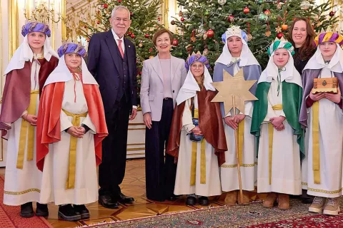 Koledniki iz Bajdi&scaron; pri predsedniku Republike Avstrije. / Foto: Časopisnovice Celovec