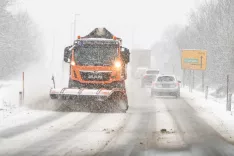 sneg sneženje cesta snežne razmere plug pluženje splužene ceste mraz Kranj / Foto: Tina Dokl