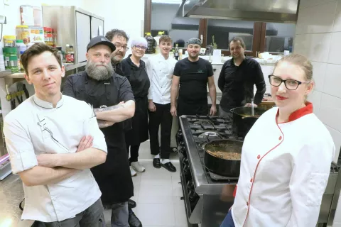 Združeni kuharski tim večine sodelujočih na Okusih &Scaron;kofjelo&scaron;kega v kuhinji tokratne gostiteljice Gostilne Lipan v Hotavljah. / Foto: Alenka Brun