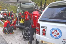 Policija, policijsko vozilo, intervencija, prometni prekr&scaron;ek, aretacija, pridržanje, posredovanje, kronika, umor, rop, kraja, policijska racija, policijski trak, Gasilci, požar, gasilsko vozilo, re&scaron;evanje, nesreča, ga&scaron;enje požara, intervencija, Gorska re&scaron;evalna služba, GRS, re&scaron;evanje v gorah, intervencija, helikoptersko re&scaron;evanje, nesreča v gorah, planinci, zdrs, aki / Foto: Gorazd Kavčič