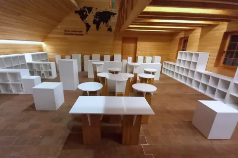 Slovo stalne razstave umetni&scaron;ke keramike