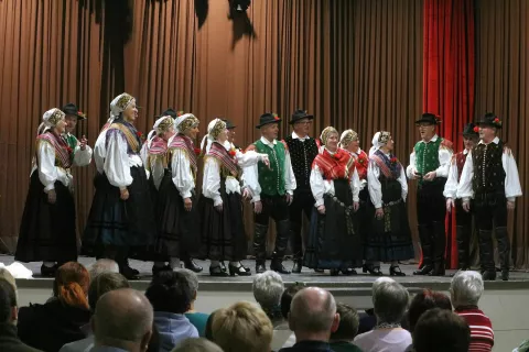  Folklorno dru&scaron;tvo Kokrica - Tri babe / Foto: Alenka Brun