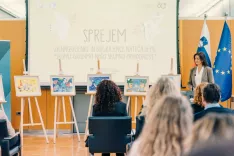 Nagrajence natečaja z naslovom Skupaj gradimo na&scaron;o prihodnost je sprejela ministrica Tanja Fajon. / Foto: Arhiv Ministrstva