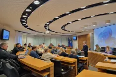 Svetniki na izredni seji vendarle potrdili odlok