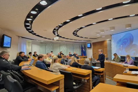 Svetniki na izredni seji vendarle potrdili odlok