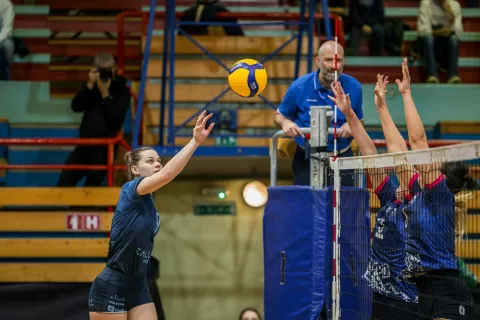 Kamničanke so na servis Asje &Scaron;en s sedmimi zaporednimi točkami zanesljivo slavile v uvodnem nizu. / Foto: Jan Ur&scaron;ič