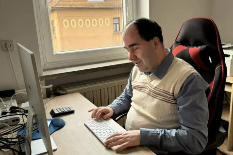 Bo&scaron;tjan &Scaron;tefanič v svojem delovnem okolju / Foto: Osebni Arhiv