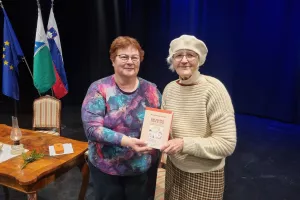 Urednici Mojca Ferle (levo) in Marija Stanonik / Foto: Mateja Rant