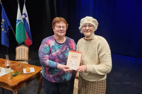 Urednici Mojca Ferle (levo) in Marija Stanonik / Foto: Mateja Rant