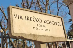 Ulica Srečka Kosovela v Bazovici na Krasu in nad Trstom. / Foto: Wikipedija