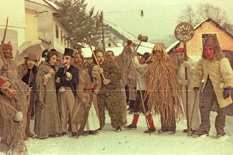 Zgodovinski posnetek: Cerkljanski laufarji leta 1956, ko so Laufarijo prvič po letu 1914 obnovili; med obema vojnama in pod fa&scaron;izmom je bila onemogočena. / Foto: Wikipedija