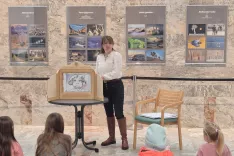 Jadranka Zavr&scaron;nik je s Pravljicami iz lesene &scaron;katlice navdu&scaron;ila zbrano občinstvo v galeriji Sokolskega doma v &Scaron;kofji Loki. / Foto: Klara Mrak