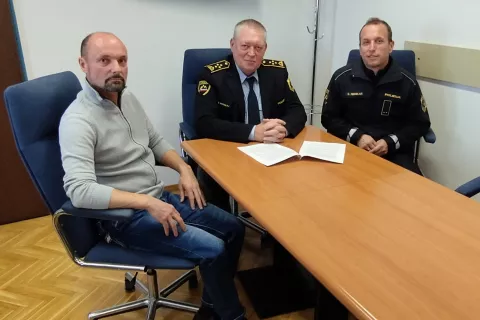 Primopredaja (z leve): Matjaž Zavr&scaron;nik in Sebastijan Ribnikar / Foto: Pu Kranj