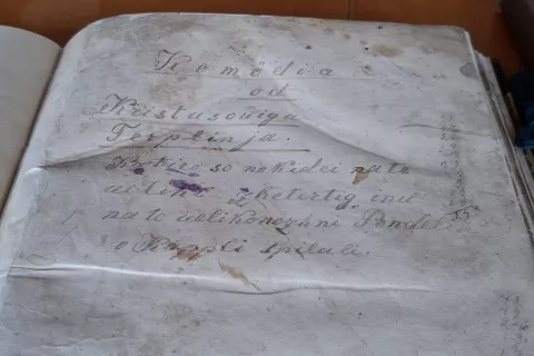 Naslovna stran Kapelskega pasijona v izvirniku, ki ga hrani Slovenski narodopisni in&scaron;titut Urban Jarnik. / Foto: Jože Ko&scaron;njek