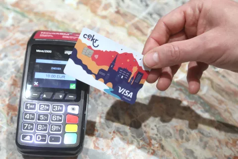 nova predplačni&scaron;ka in identifikacijska kartica CeKR uporaba po mestu center občina Kranj mestna kartica / Foto: Gorazd Kavčič