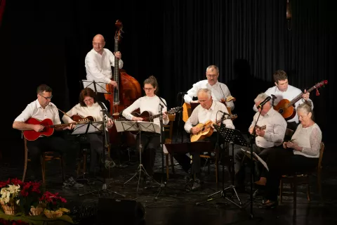 Tambura&scaron;ka skupina Bisernica mlaj&scaron;i na 32. Ponovoletnem koncertu.  / Foto: Peter Ko&scaron;enina